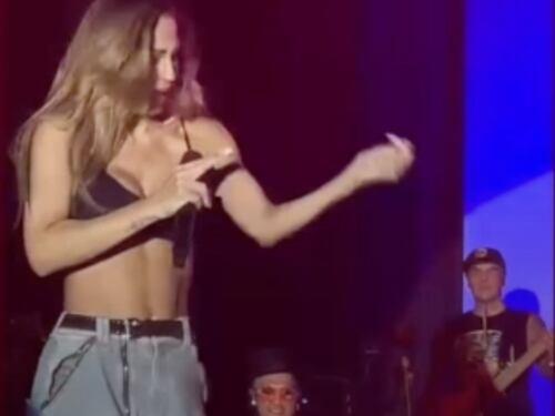 Il dolore al braccio e la corsa nel backstage. Ecco perché Anna Tatangelo ha abbandonato il palco