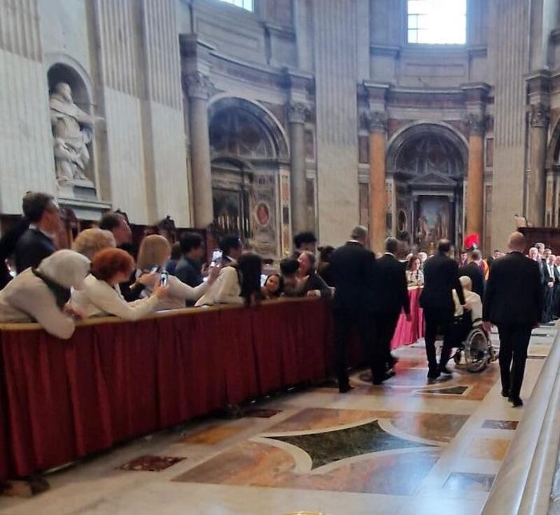 Papa Francesco mentre si reca, accompagnato sulla sedia a rotelle, nella basilica di San Pietro