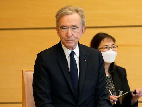 Lvmh sfonda i 500 miliardi e il settore brinda in Borsa