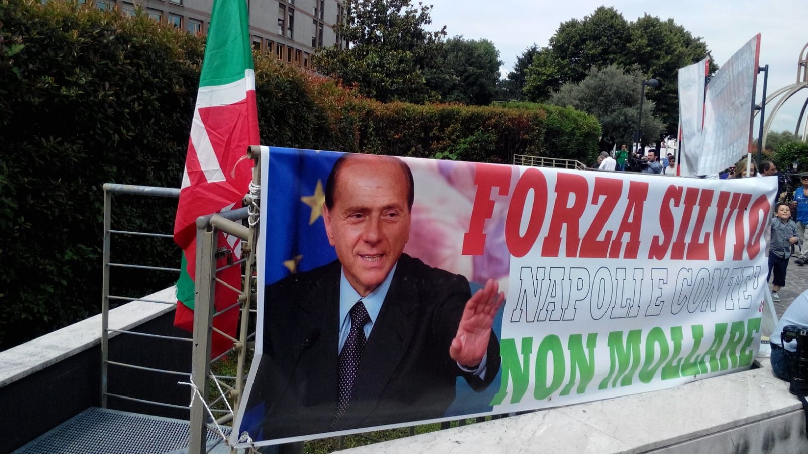 Il paziente Berlusconi si commuove coi 5 figli. "Il papà ce l'ha fatta"