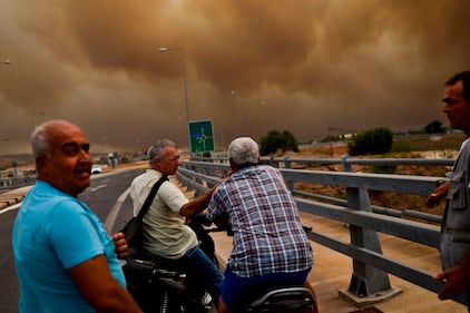 Le fiamme devastano la Grecia 5