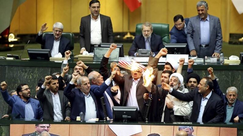 Iran, i radicali tornano sulla scena. Bandiere americane in fiamme