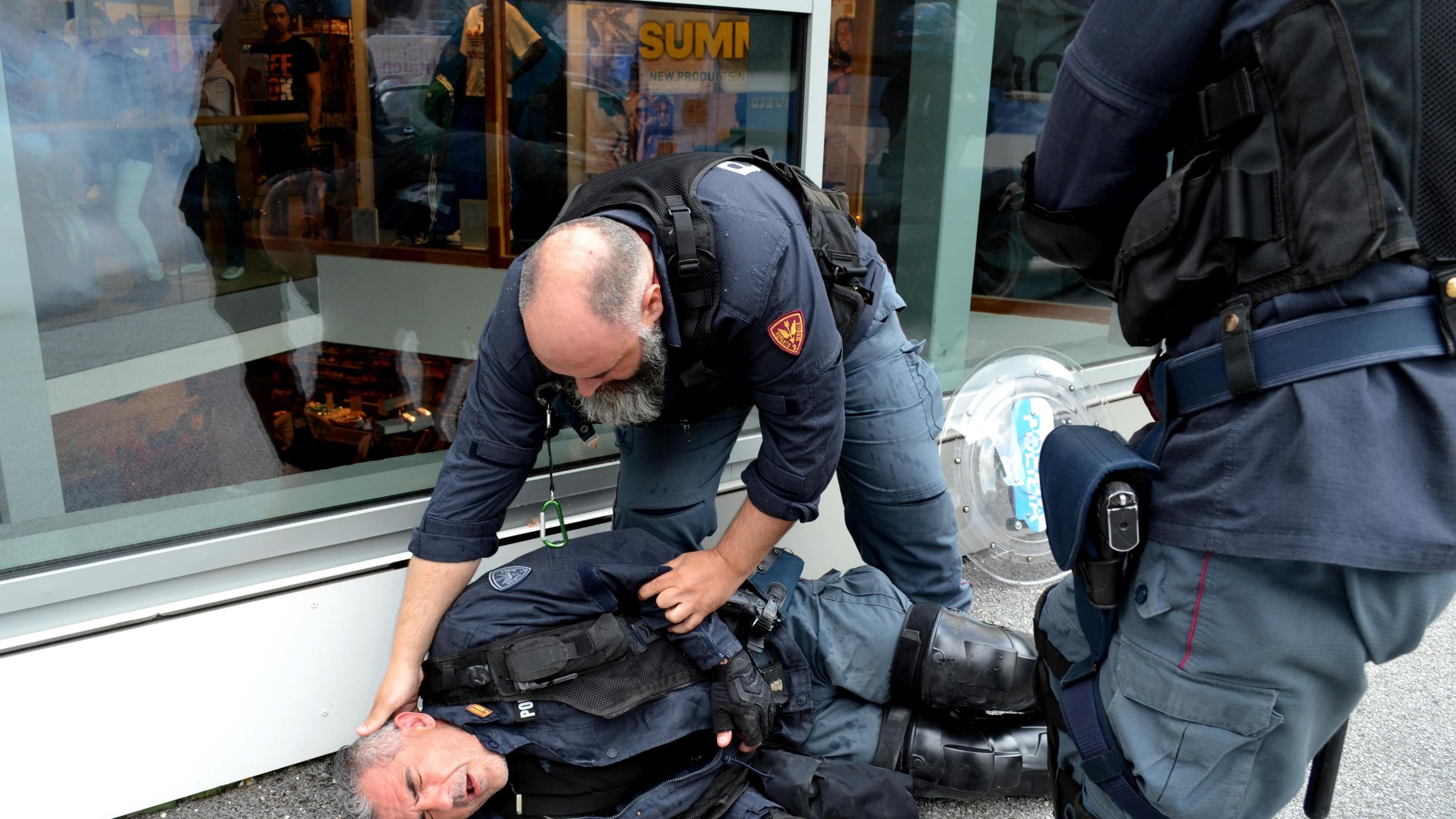 Brennero, scontri al corteo: anarchici feriscono 18 poliziotti