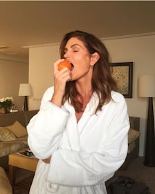 Cindy Crawford hot, in topless e jeans per Vogue 6