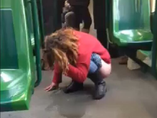 Fa i bisogni sul tram tra l'indifferenza dei passeggeri