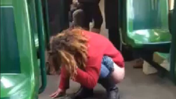 Fa i bisogni sul tram tra l'indifferenza dei passeggeri