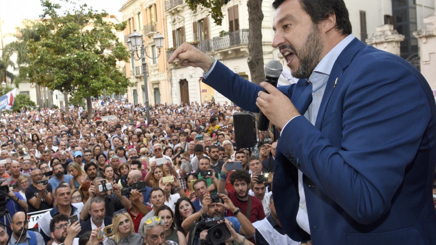 Salvini: "La Nato noi la paghiamo: difenda i nostri confini"