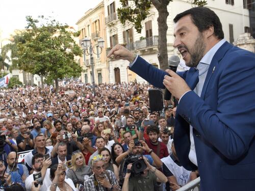 Salvini: "La Nato noi la paghiamo: difenda i nostri confini"