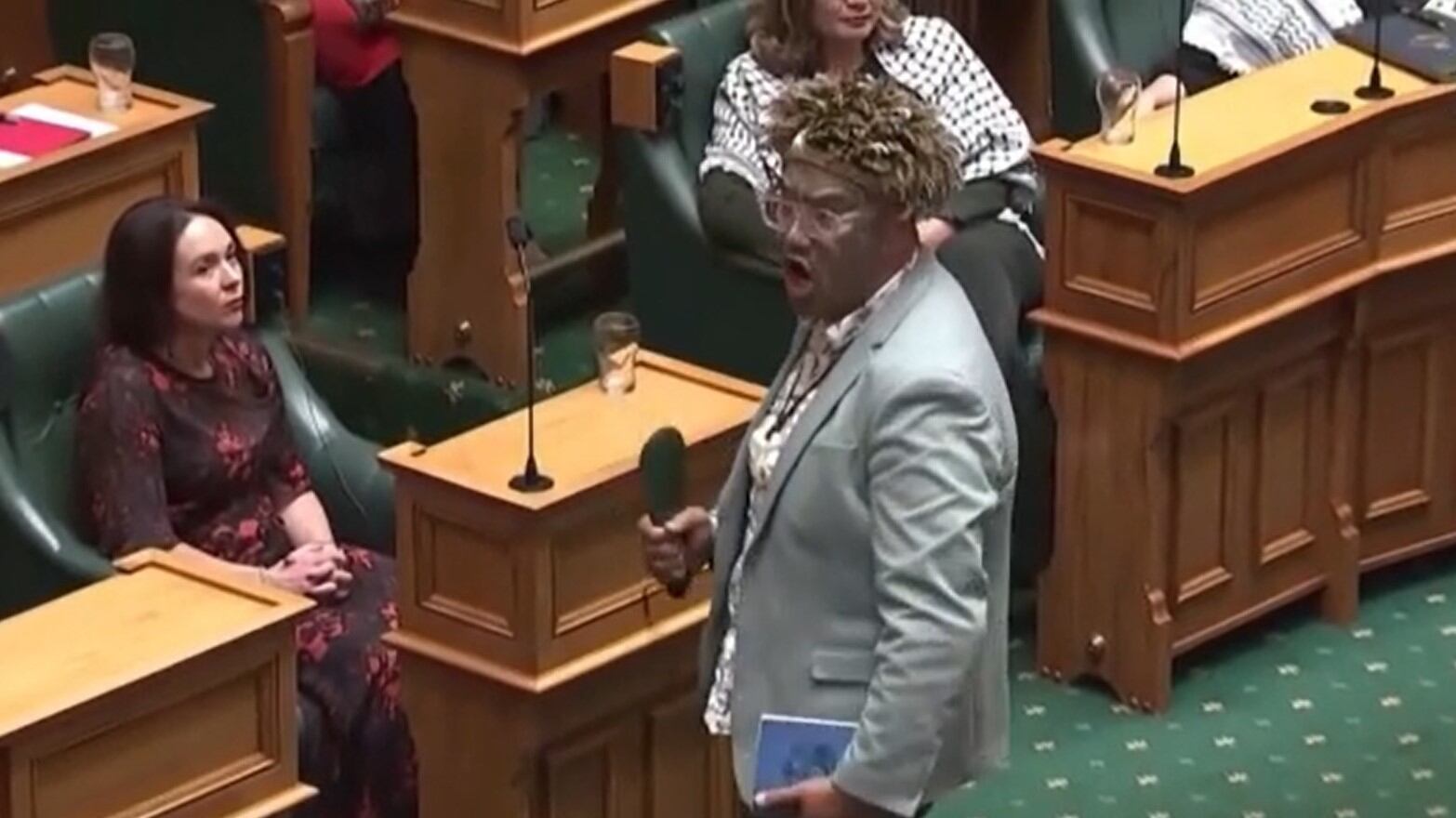 Il giuramento Maori poi la haka: lo schiaffo del deputato a Re Carlo III