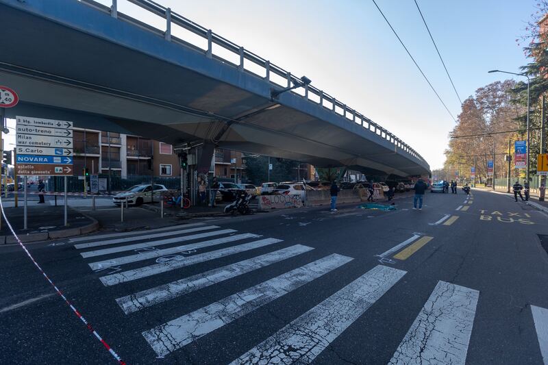   Milano, tir travolge mamma a passeggio con i suoi bambini. Le immagini dell'incidente 8