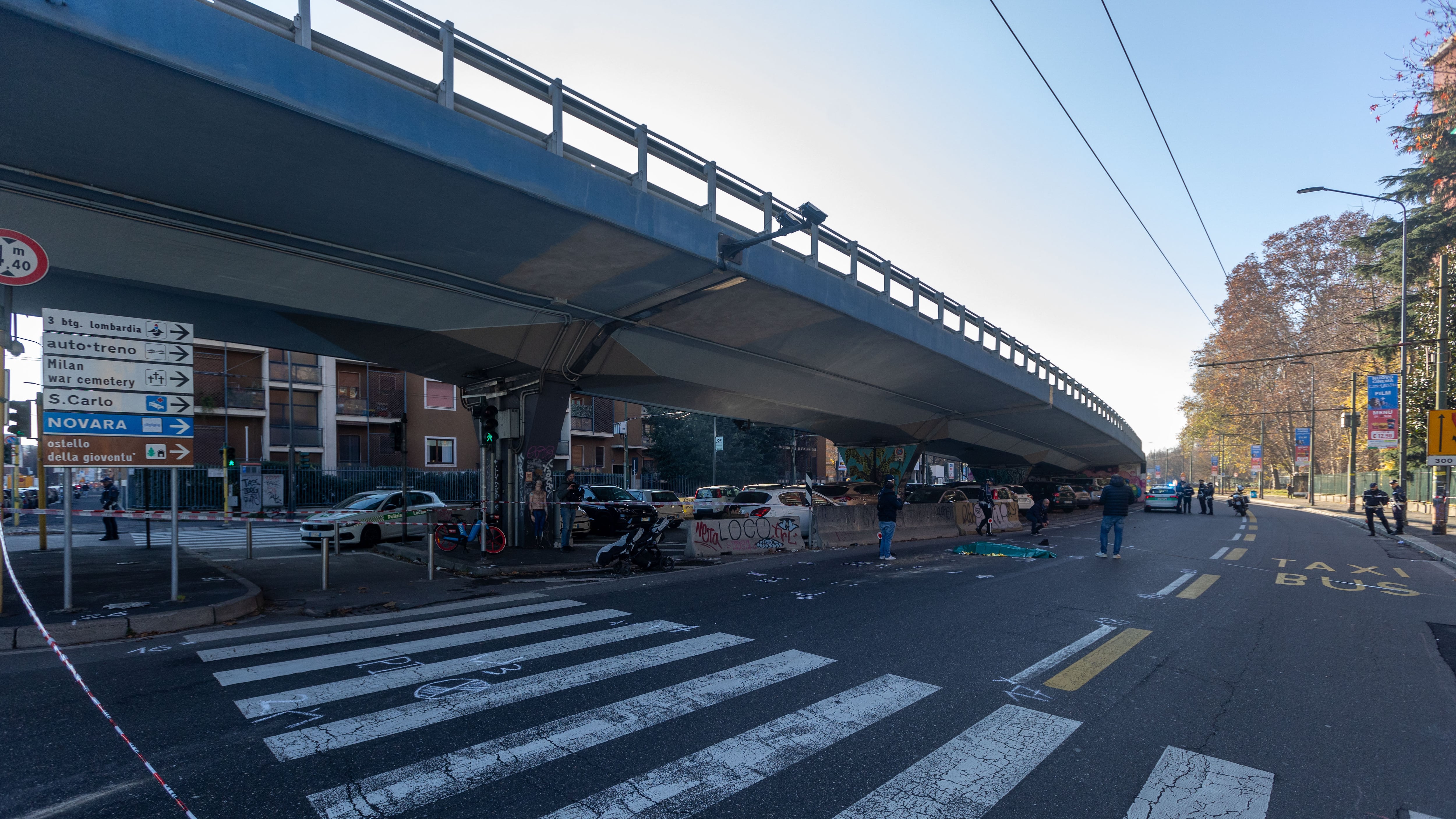 "Ha spinto via il passeggino". L'ultimo gesto disperato della mamma investita a Milano