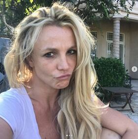Britney Spears sexy in piscina 7