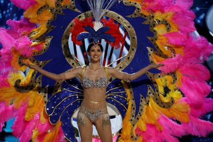 Miss Universo, lo spettacolo dei costumi più belli 11