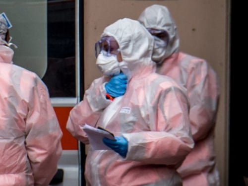 I medici a contatto con il virus: "Così lottiamo ogni giorno..."