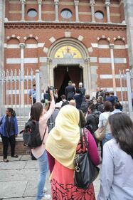 Milano, i musulmani nella chiesa di via Brioschi 8