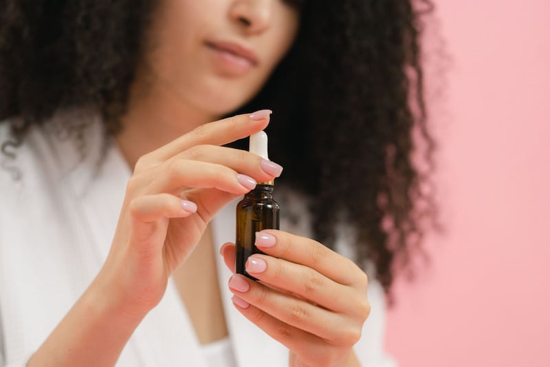 Olio di rosmarino, un toccasana per la bellezza dei capelli e la salute del cuoio capelluto