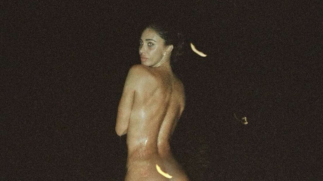 Belen nuda al mare di notte: scoppia la polemica