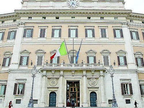Italia maglia nera: costi della politica più alti d'Europa