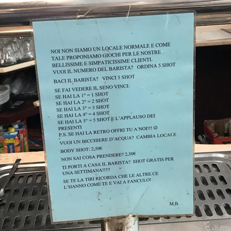 Cartello bar Treviso: "mostri il seno e bevi gratis"