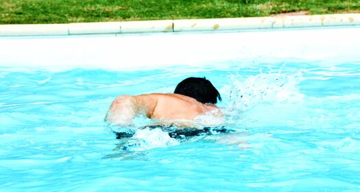 Salvini nuota nella piscina confiscata alla mafia 6