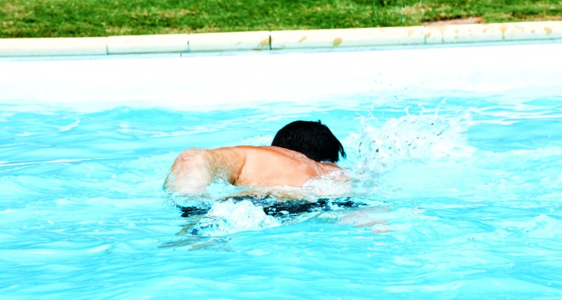 Salvini nuota nella piscina confiscata alla mafia 6