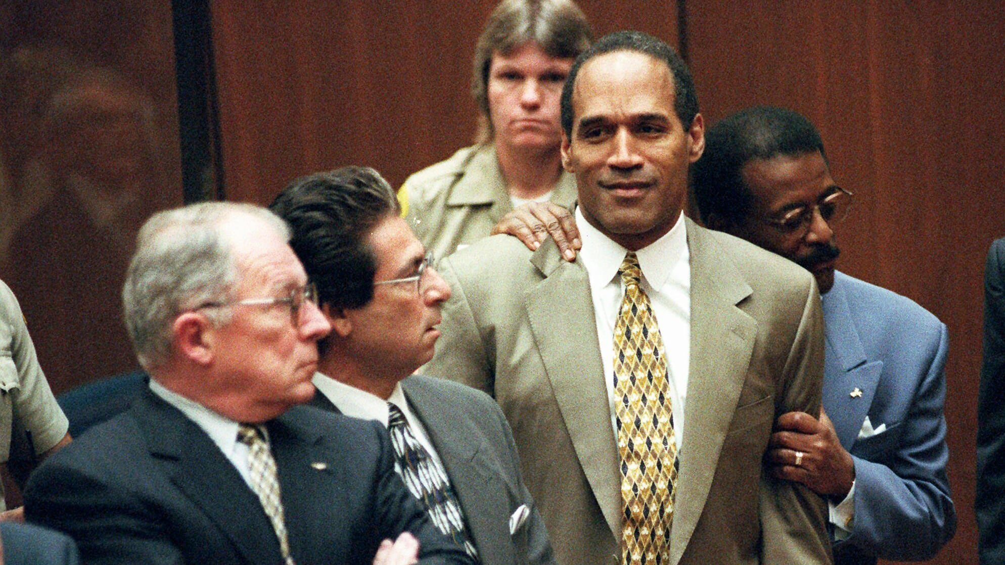 Il guanto, la difesa, la famiglia: chi era Robert Kardashian, l'avvocato che difese O.J. Simpson