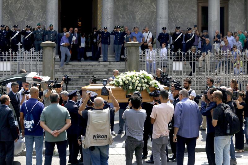 Carabiniere ucciso a coltellate, mille persone per l'ultimo saluto 6