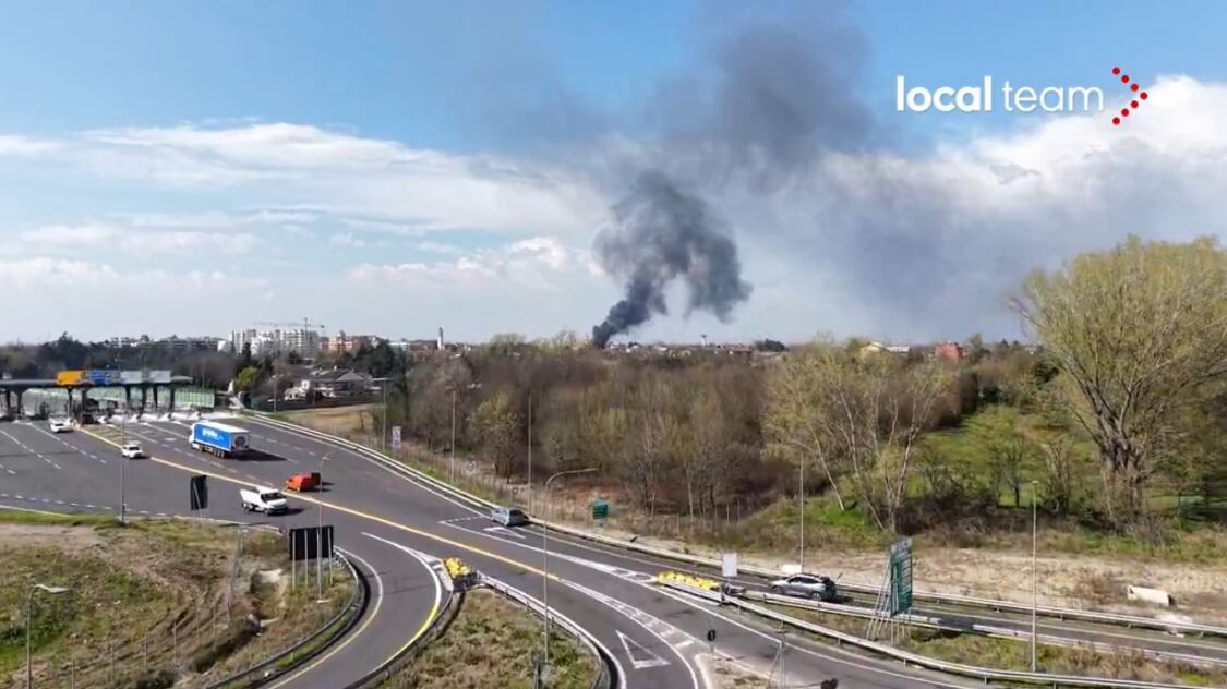 Esplosione nella fabbrica Perfetti a Milano: colonna di fumo visibile per chilometri