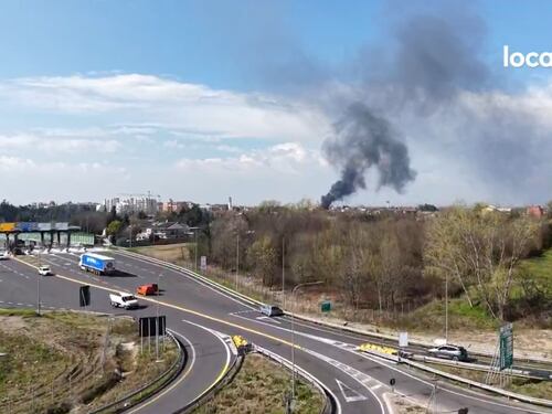 Esplosione nella fabbrica Perfetti a Milano: colonna di fumo visibile per chilometri