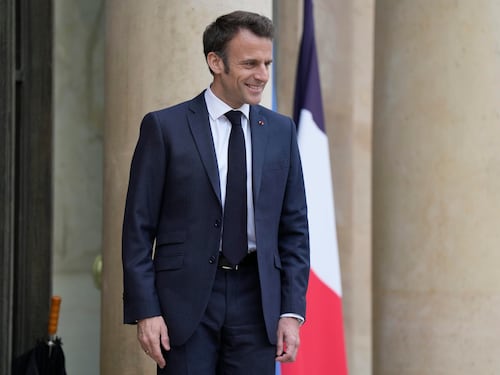 Ok notturno alle pensioni, ira su Macron
