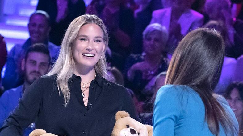 Bar Refaeli annuncia a Verissimo: "È un maschio!"