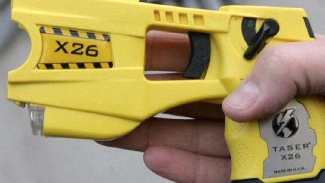 Prato, il sindaco Pd rifiuta il taser: "Meglio avere nuovi agenti"
