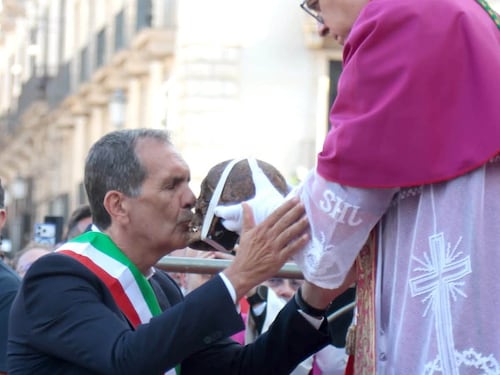 Catania, il sindaco bacia il teschio di Sant’Agata ed esplode la polemica