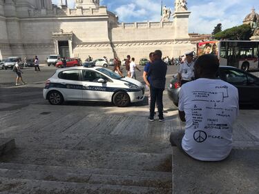 I migranti occupanti in piazza Venezia 6