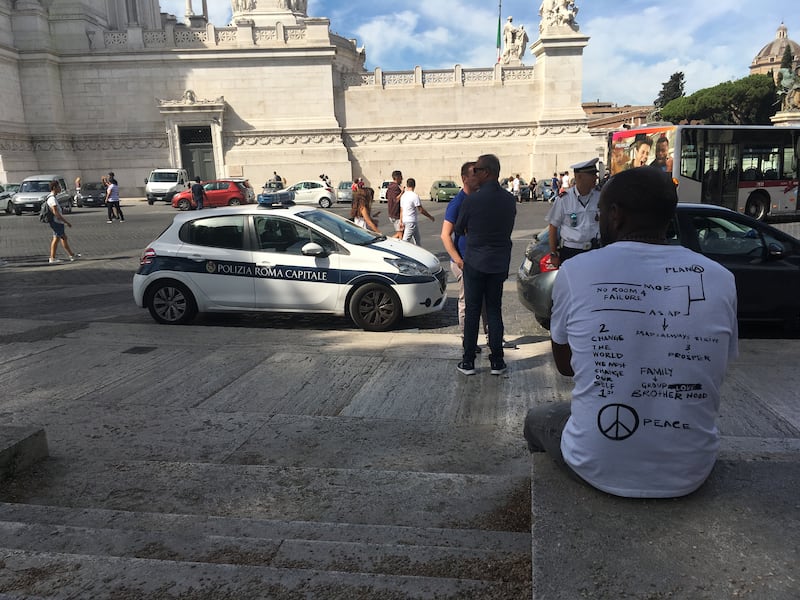 I migranti occupanti in piazza Venezia 6