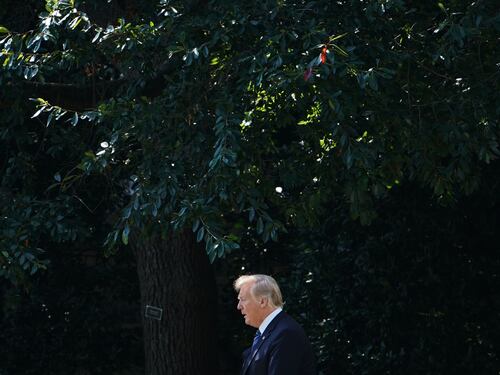 Usa, è caccia alla talpa anti Trump. Il presidente: "Voglio il nome"