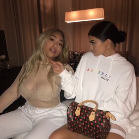 Kylie Jenner sexy alla finestra 4