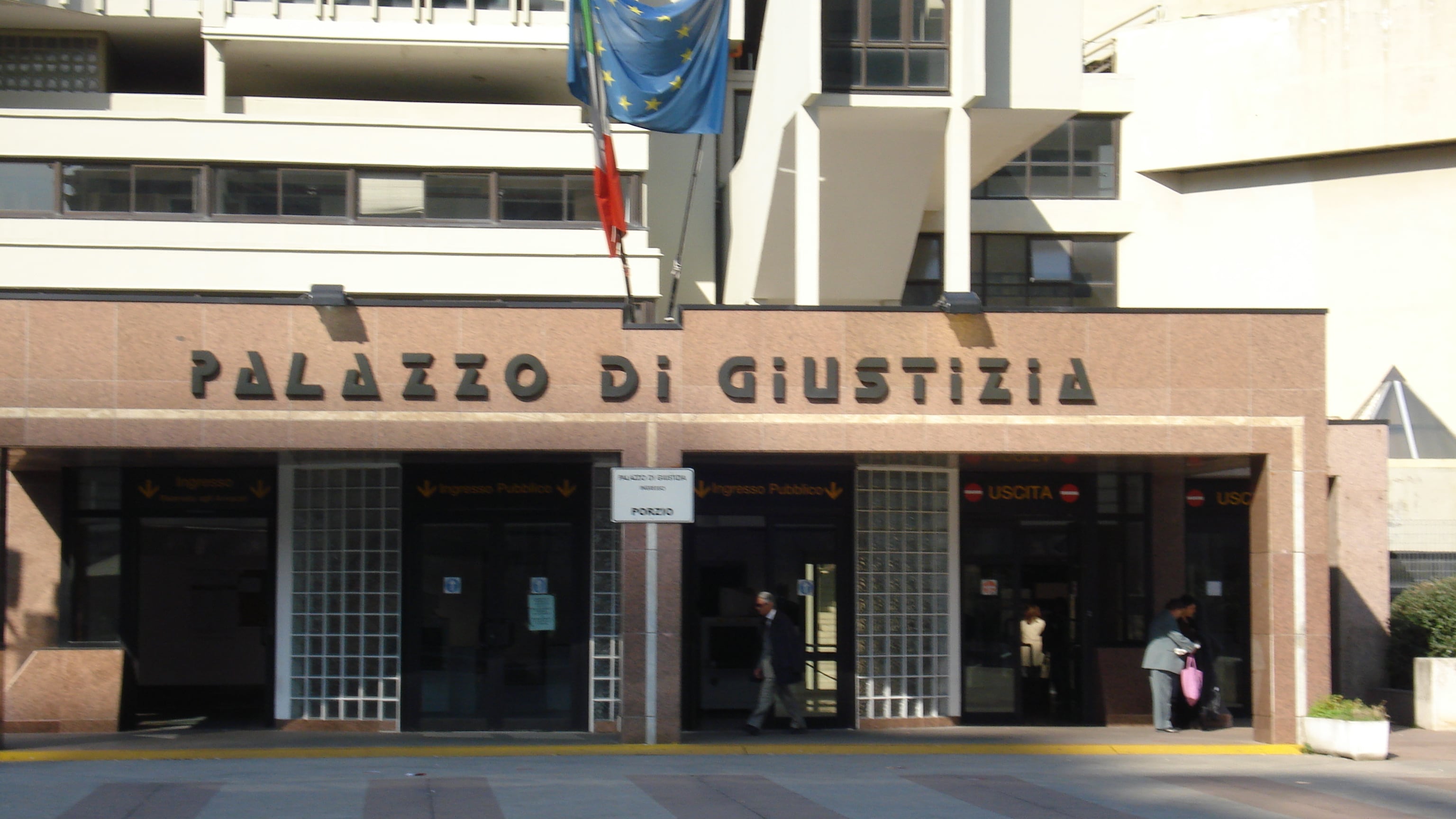 Napoli, terremoto in tribunale: arrestati avvocati e cancellieri