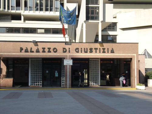 Napoli, sequestrata e violentata per ore da un 26enne conosciuto sui social