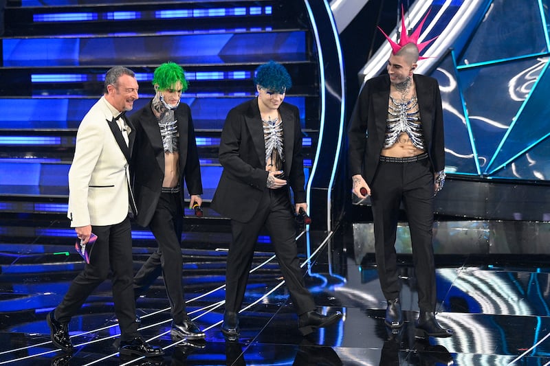 Sanremo 2024: ecco il look della prima serata del Festival dei Le Sad 1