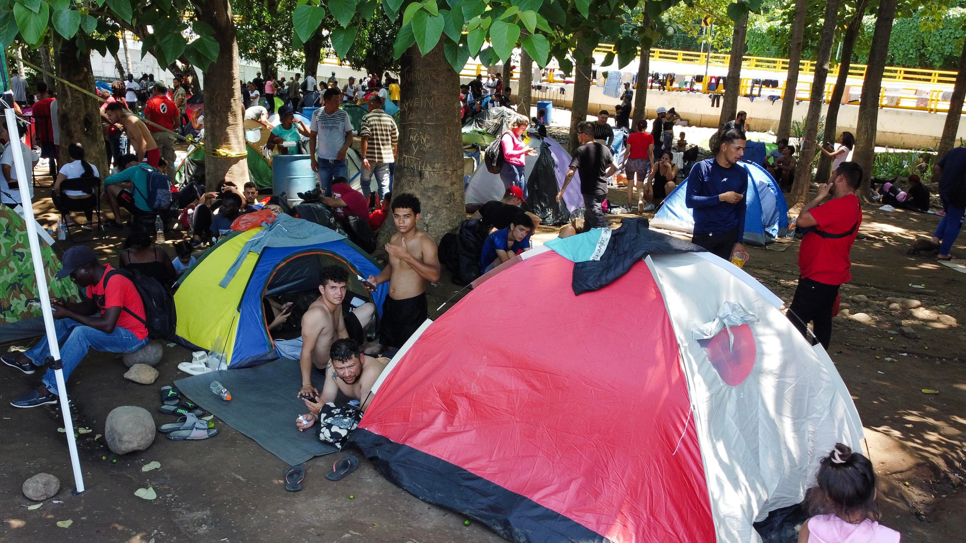 Il Prefetto ordina lo "sfratto" dei migranti e la sinistra scatena un putiferio