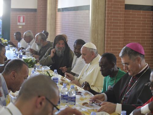 Palermo, al pranzo del Papa esclusi i migranti irregolari