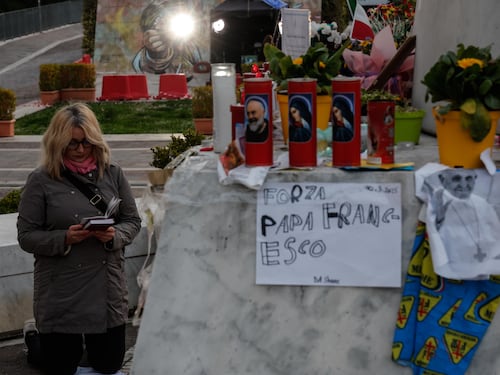"Prognosi sciolta". Papa fuori pericolo