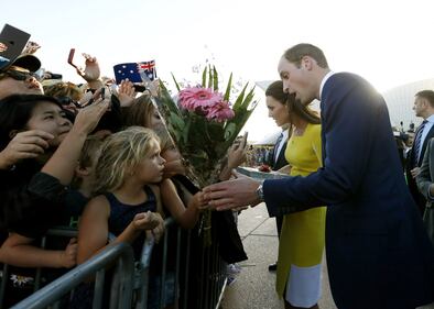La famiglia reale arriva in Australia: per Kate il vestito è giallo canarino 15