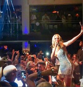 Valeria Marini, bomba sexy tra pubblico e privato  19