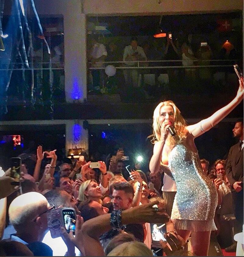 Valeria Marini, bomba sexy tra pubblico e privato  19