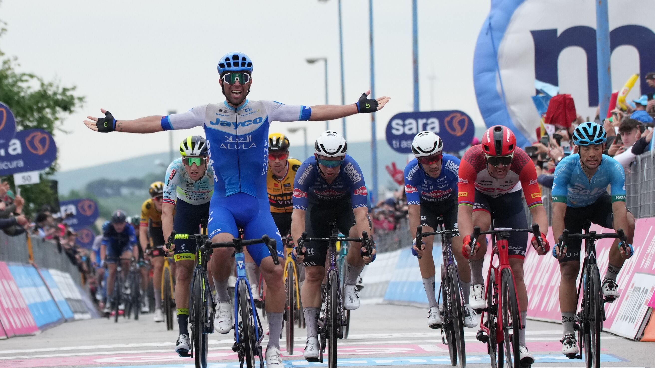 Giro d’Italia, a Melfi è ancora volata: trionfa Matthews, Albanese quarto