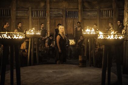 Emilia Clarke, nuda tra le fiamme 1