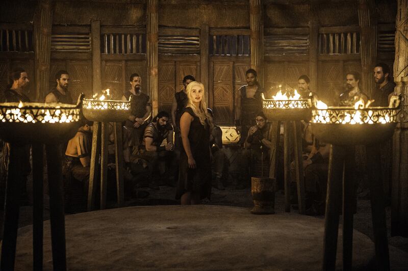 Emilia Clarke, nuda tra le fiamme 1
