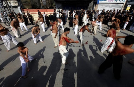 Gli sciiti del Pakistan commemorano l'Ashura 11